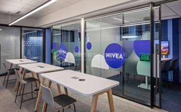 通透與文化的碰撞——玻璃文化墻設(shè)計(jì)趨勢(shì)與材質(zhì)指南